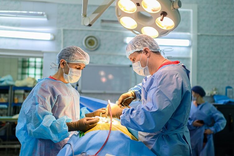 Come viene eseguito l'intervento chirurgico per l'osteocondrosi cervicale